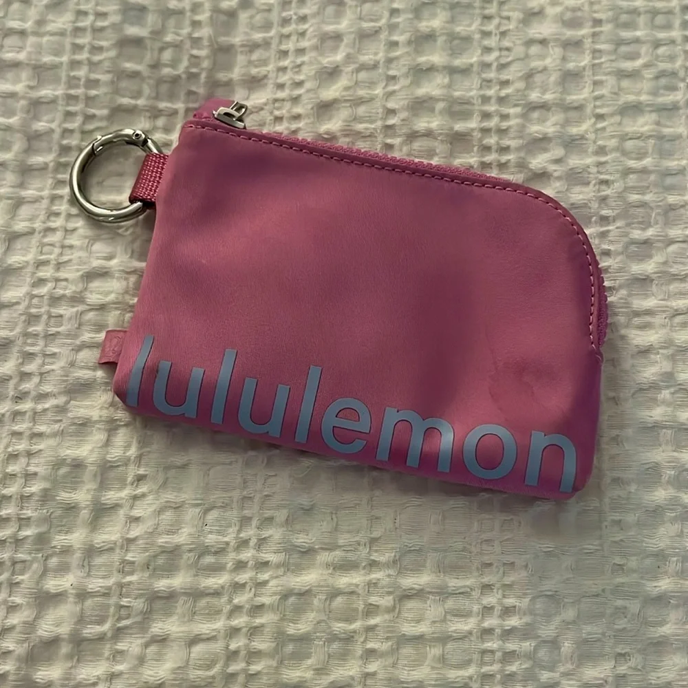 ✌🏼Dahlia Mauve Lululemon Clippable Card Pouch!✌🏼 - Picture 1 of 7